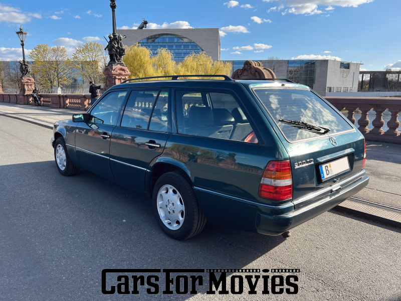 CarsForMovies | Mercedes Benz  W124 T E Klasse 1994 Deutschland Grün Schwarz Zivilfahrzeug Kombi Berlin 7621 Schiebedach leder ahk Anhängerkupplung